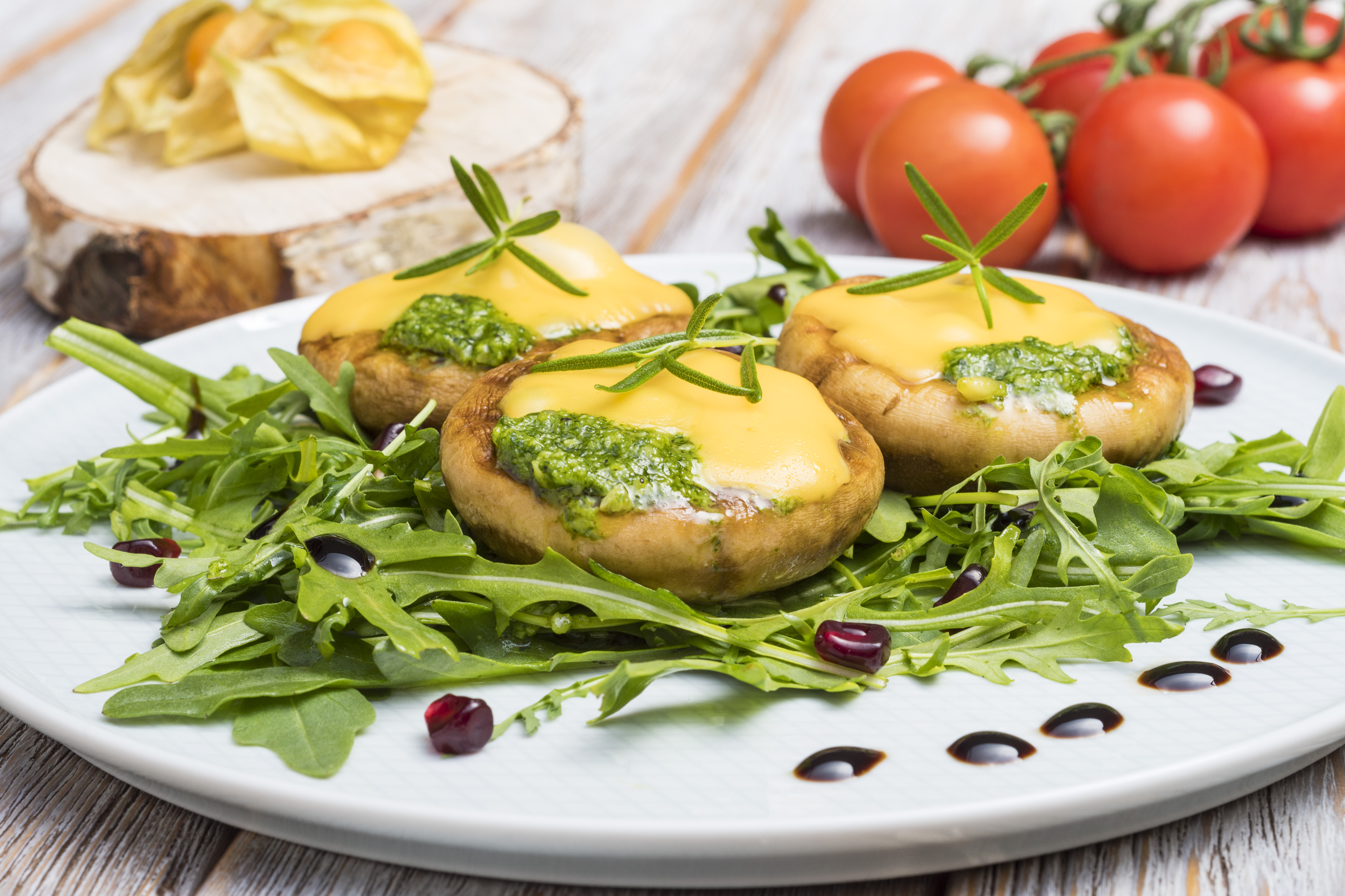 Grillowane pieczarki z ziołowym pesto i cheddarem